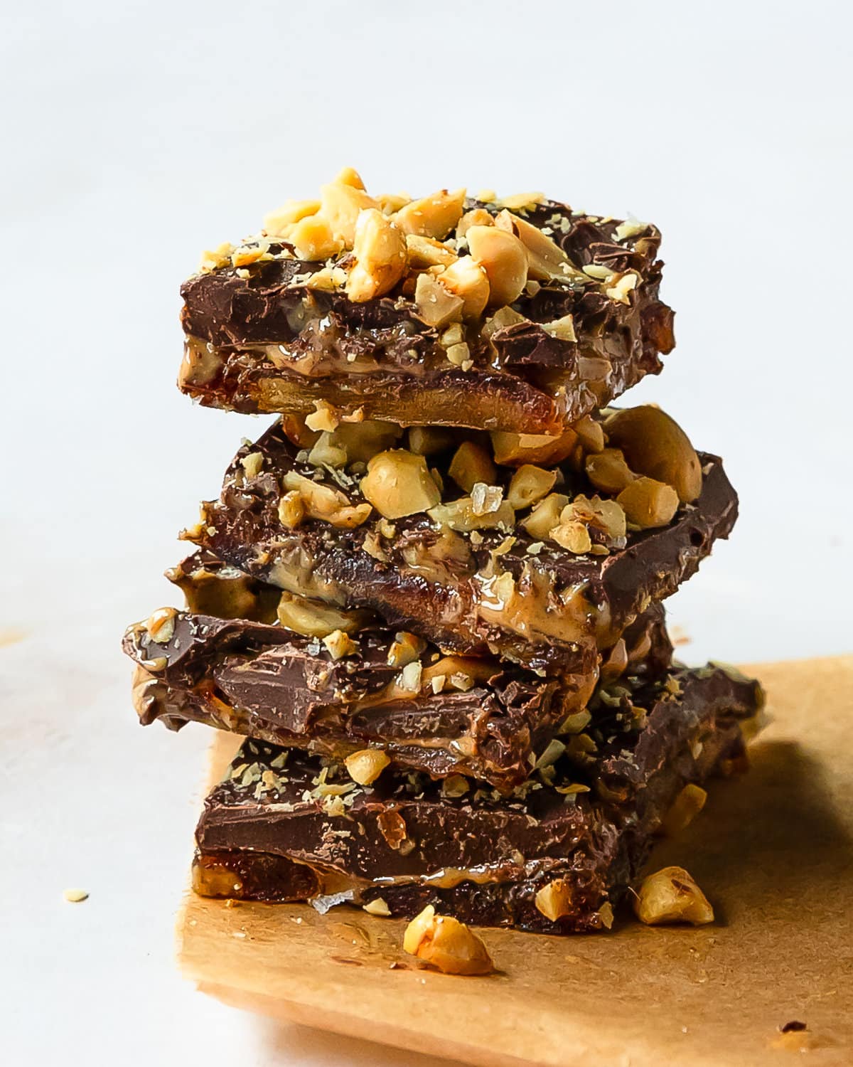 Date snickers is a healthy, sweet and salty treat made using a handful of healthier, better for you ingredients such as medjool dates, peanut butter, melted chocolate and chopped nuts. Whether you choose to make this date snickers recipe as date bark or as stuffed chocolate covered dates, one this is for sure, they’re even better than the snickers candy bar. 