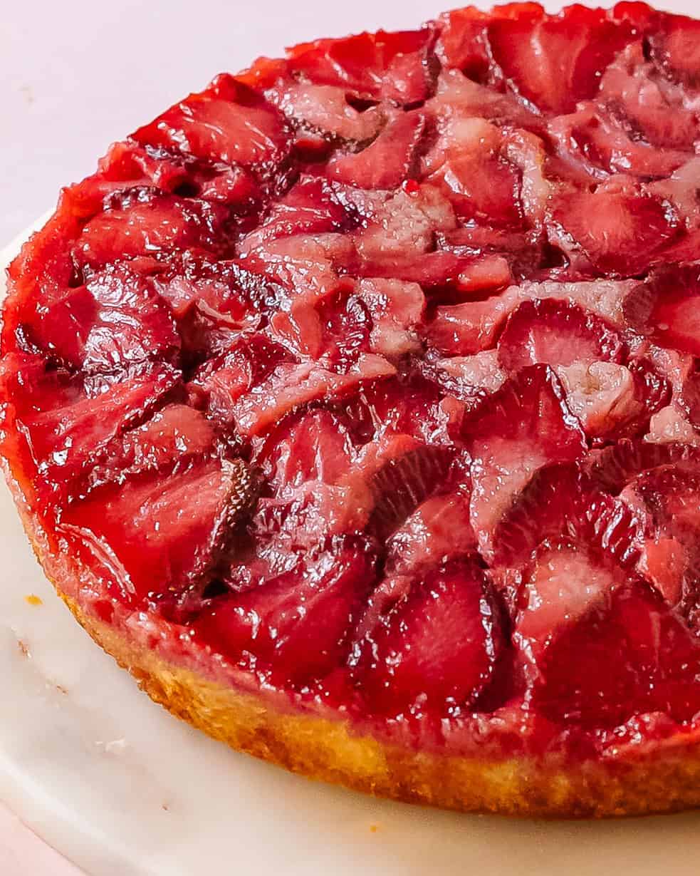 Buttery upside down cake featuring fresh strawberries and caramelized glaze.